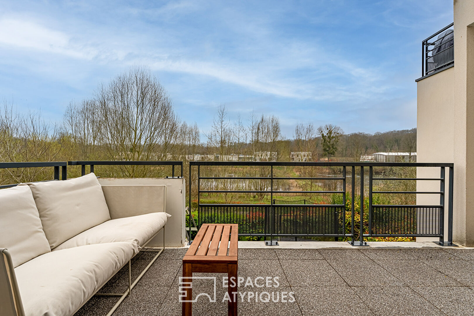 Contemporain avec terrasse et vue verdoyante