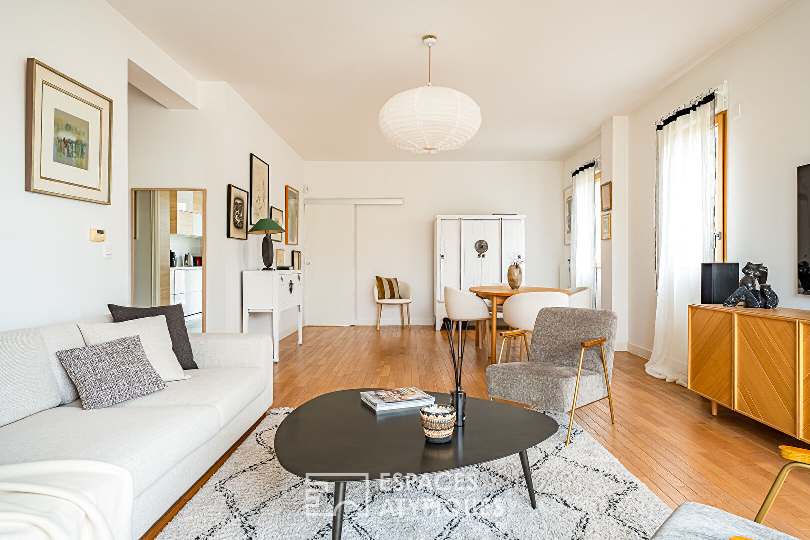 Contemporain avec terrasse et vue verdoyante