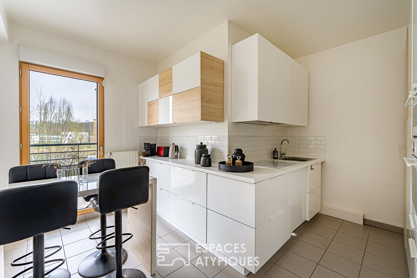 Contemporain avec terrasse et vue verdoyante