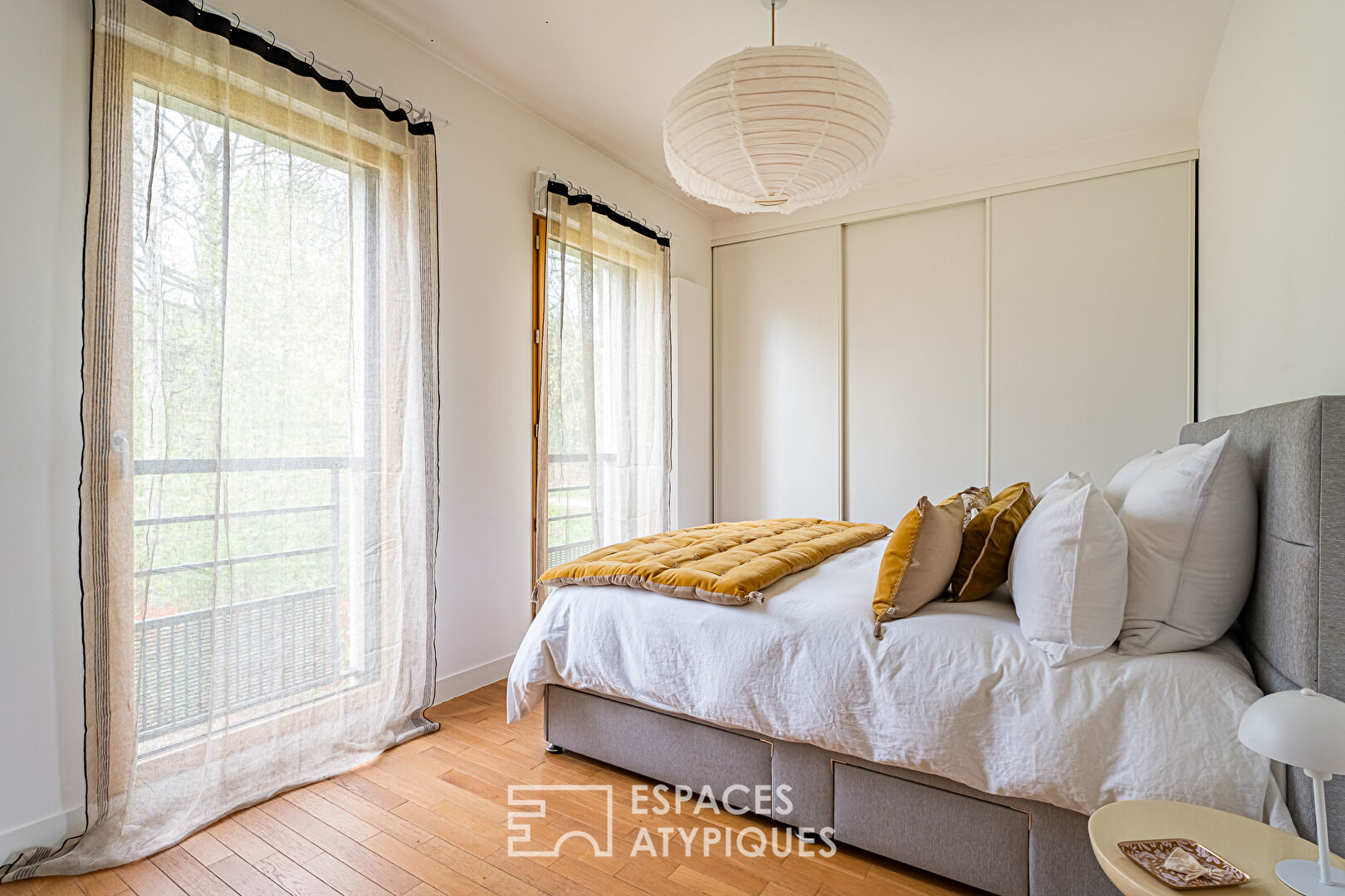 Contemporain avec terrasse et vue verdoyante