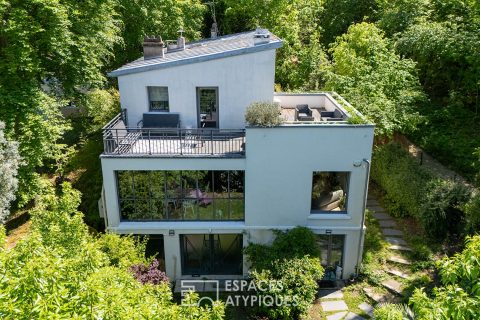Architect house on the edge of the forest with garden and roof terrace
