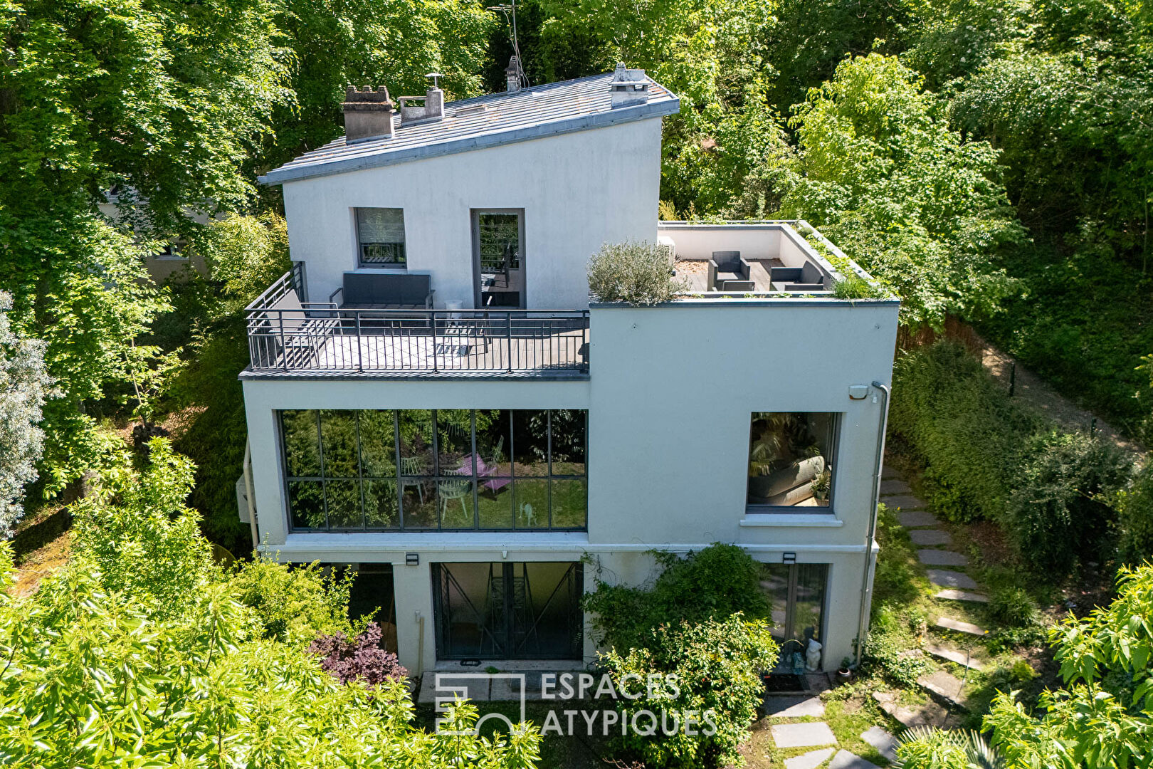 Maison d'architecte en lisière de forêt de Meudon avec jardin et toit-terrasse