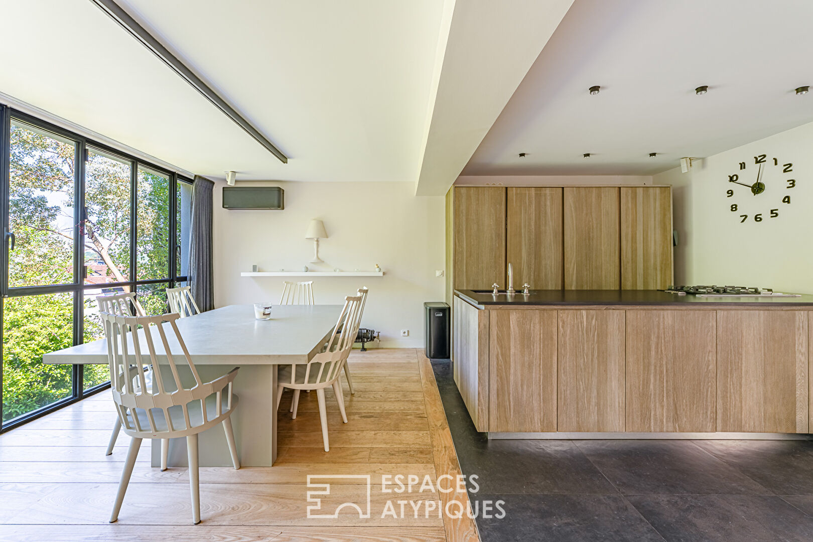 Architect house on the edge of the forest with garden and roof terrace