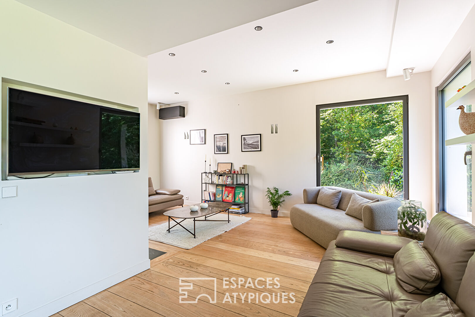 Architect house on the edge of the forest with garden and roof terrace
