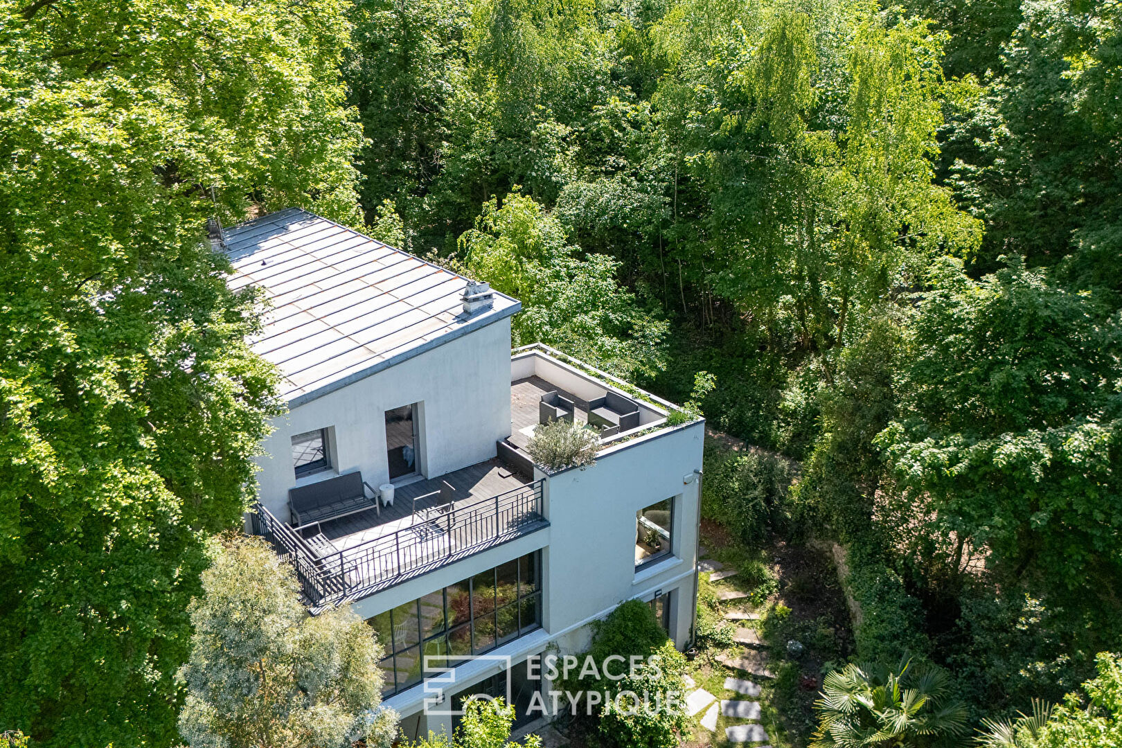 Architect house on the edge of the forest with garden and roof terrace