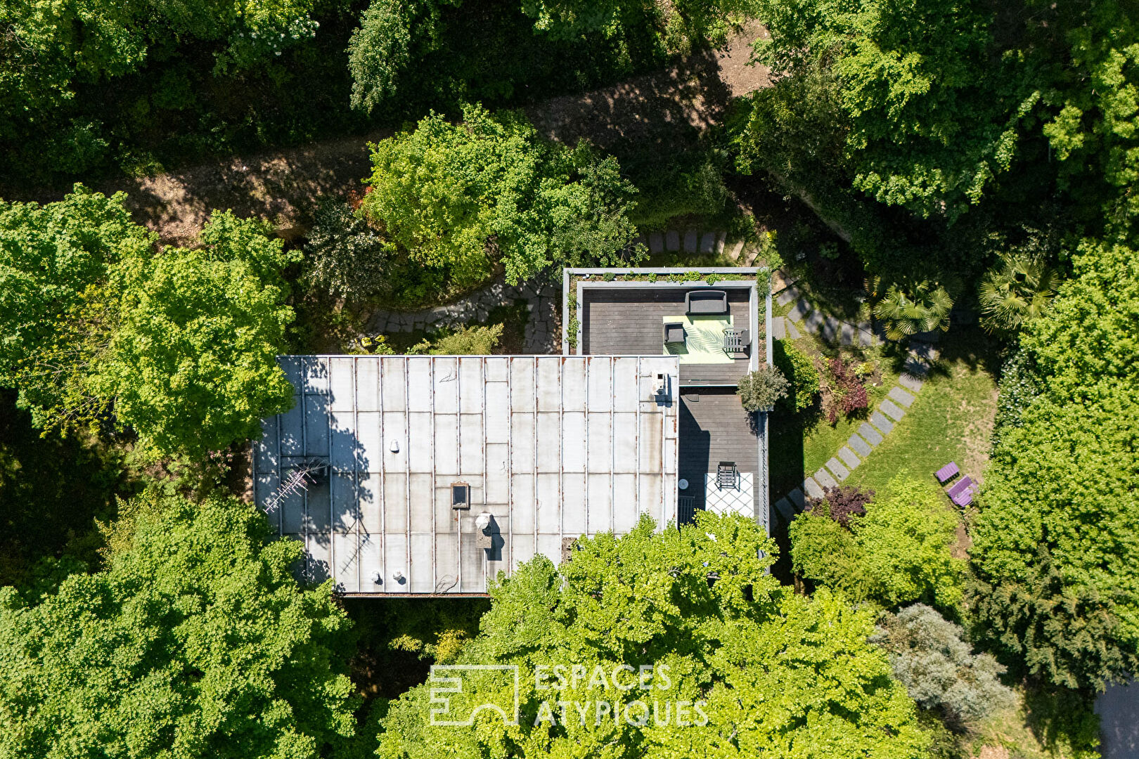 Architect house on the edge of the forest with garden and roof terrace