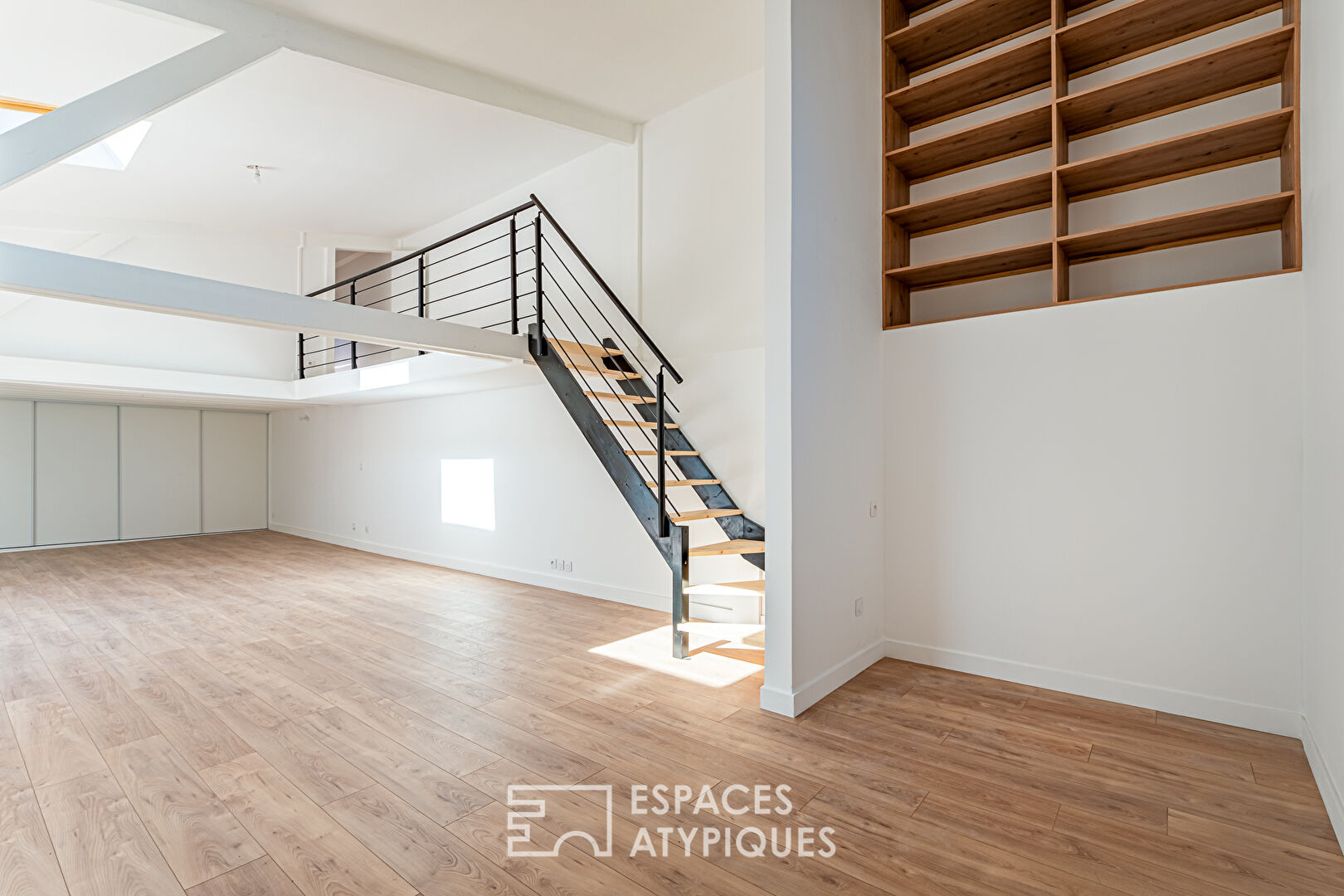 Loft entièrement rénové et son patio au coeur de Chaville