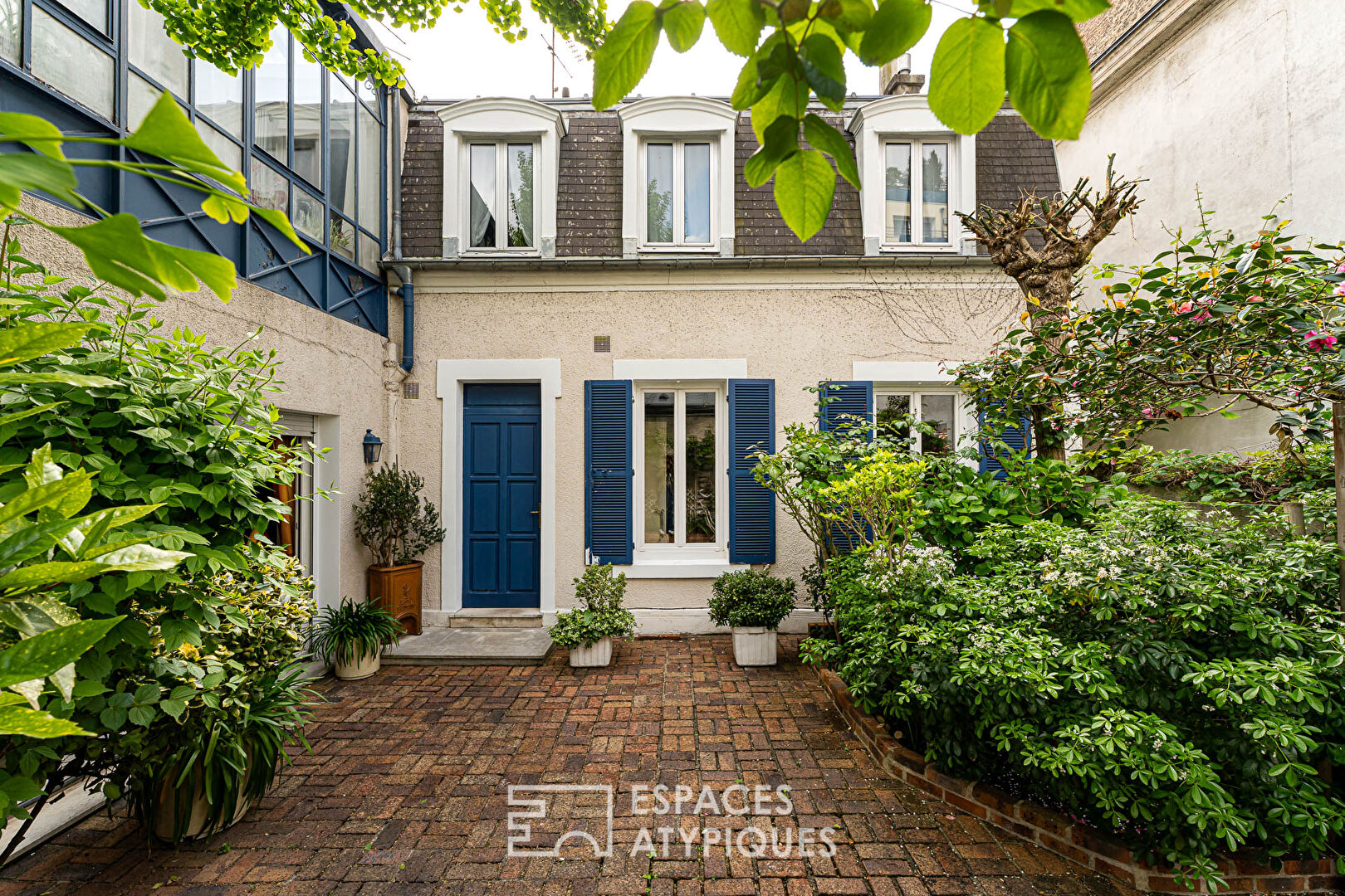 Maison de charme avec sa cour arborée rue des Bourguignons