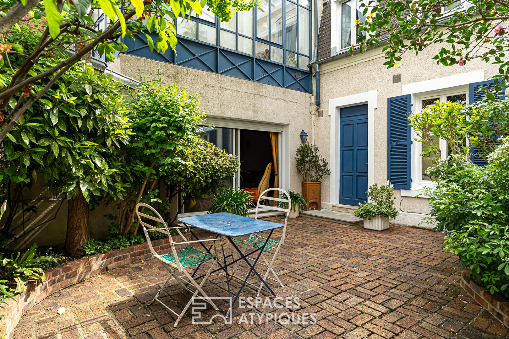 Maison de charme avec sa cour arborée rue des Bourguignons