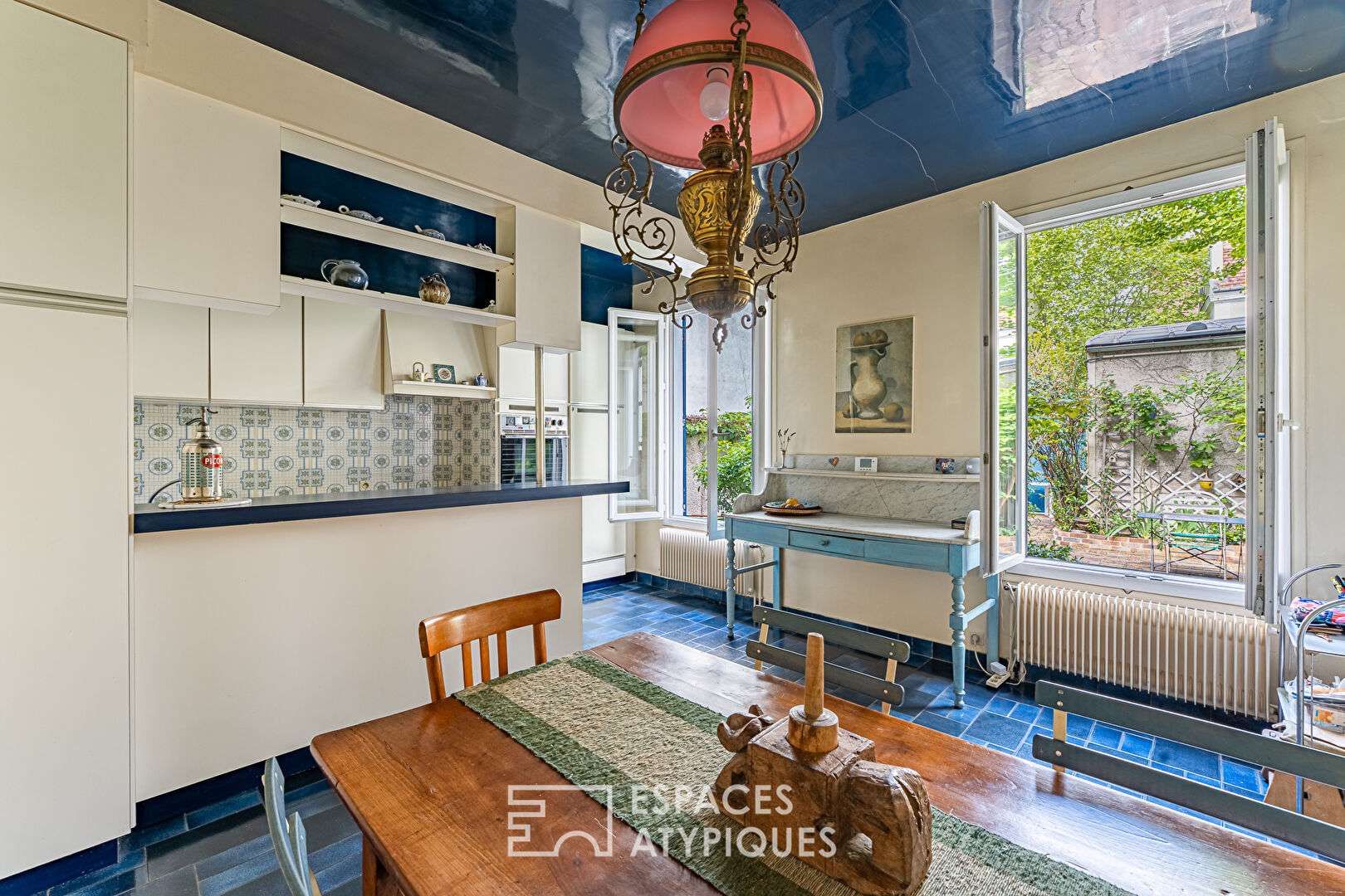 Maison de charme avec sa cour arborée rue des Bourguignons
