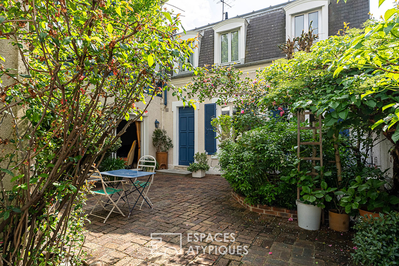 Maison de charme avec sa cour arborée rue des Bourguignons
