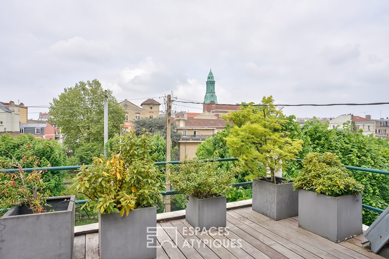 Maison familiale avec terrasses arborées, quartier piscine
