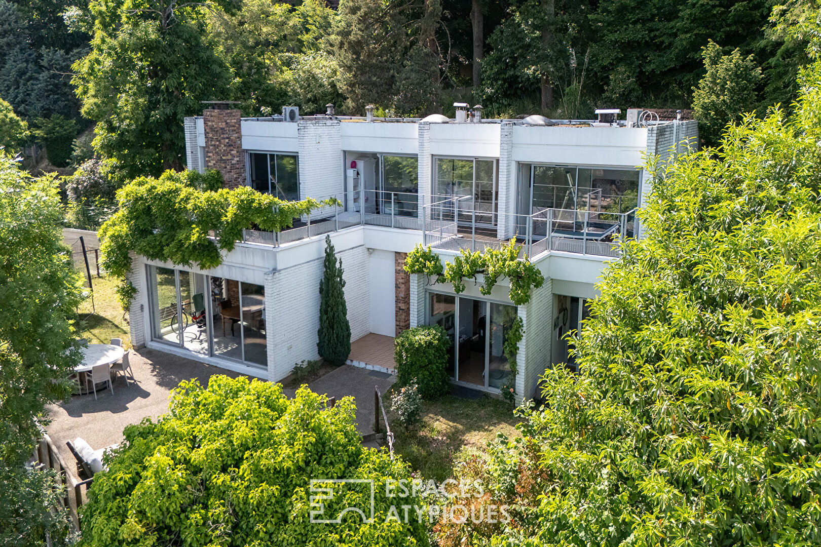 Maison d’architecte avec vue panoramique et jardin signée Jean-Michel Wilmotte au Plessis Robinson