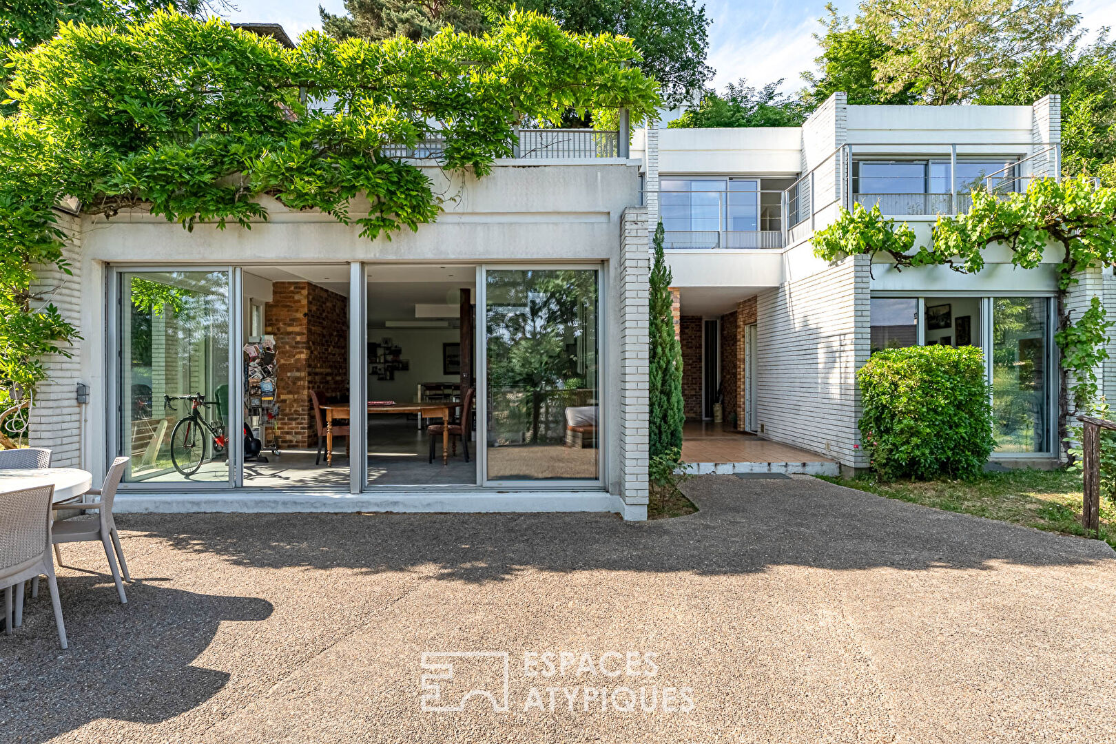 Maison d’architecte avec vue panoramique et jardin signée Jean-Michel Wilmotte au Plessis Robinson
