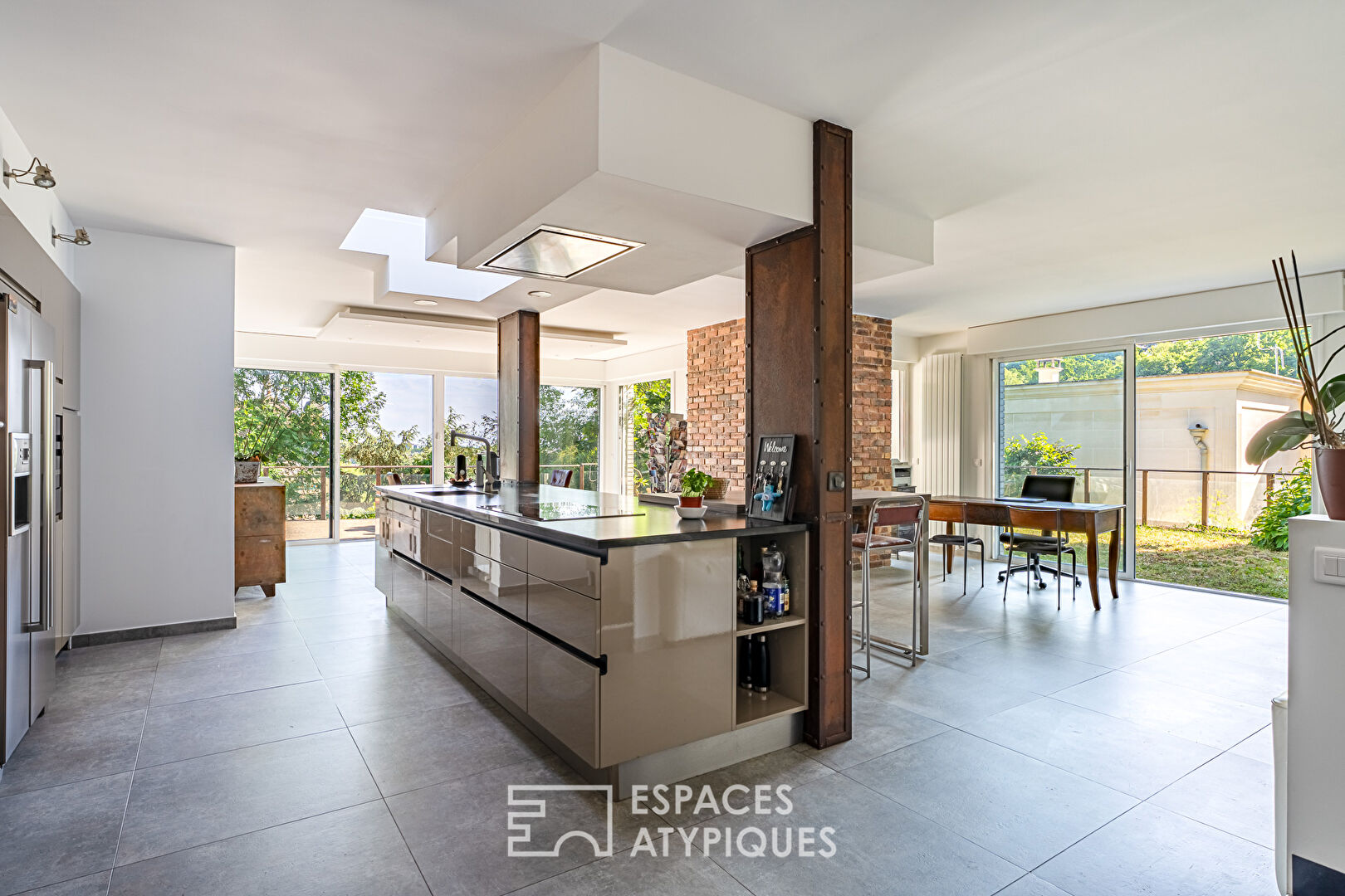 Maison d’architecte avec vue panoramique et jardin signée Jean-Michel Wilmotte au Plessis Robinson