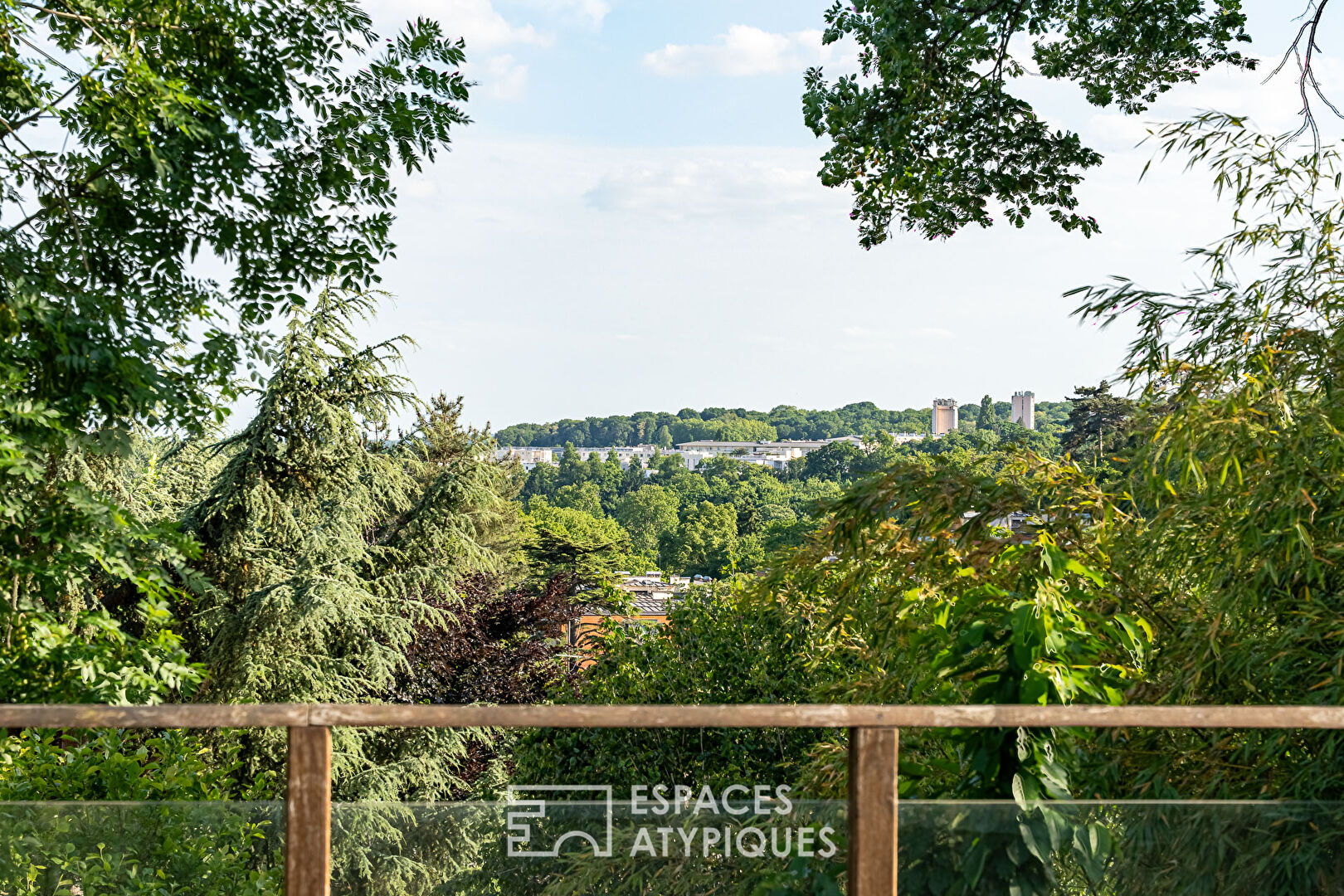 Maison d’architecte avec vue panoramique et jardin signée Jean-Michel Wilmotte au Plessis Robinson