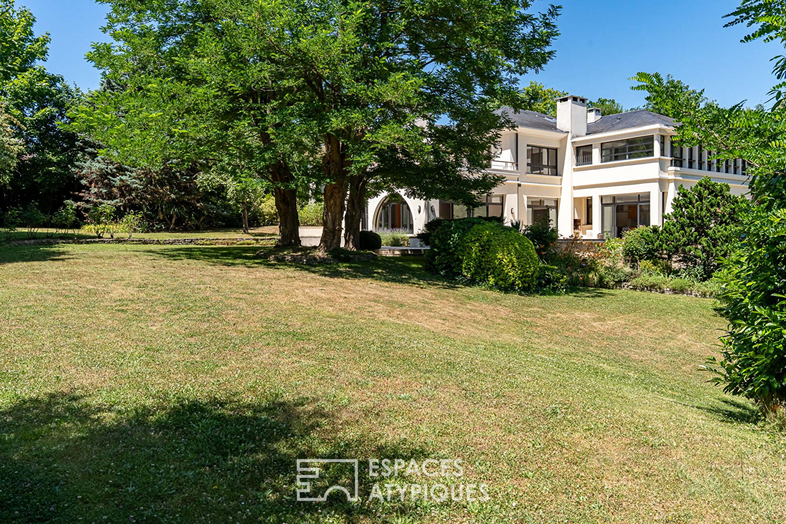 Somptueuse villa d’architecte de style moderne au Hameau de la Jonchère