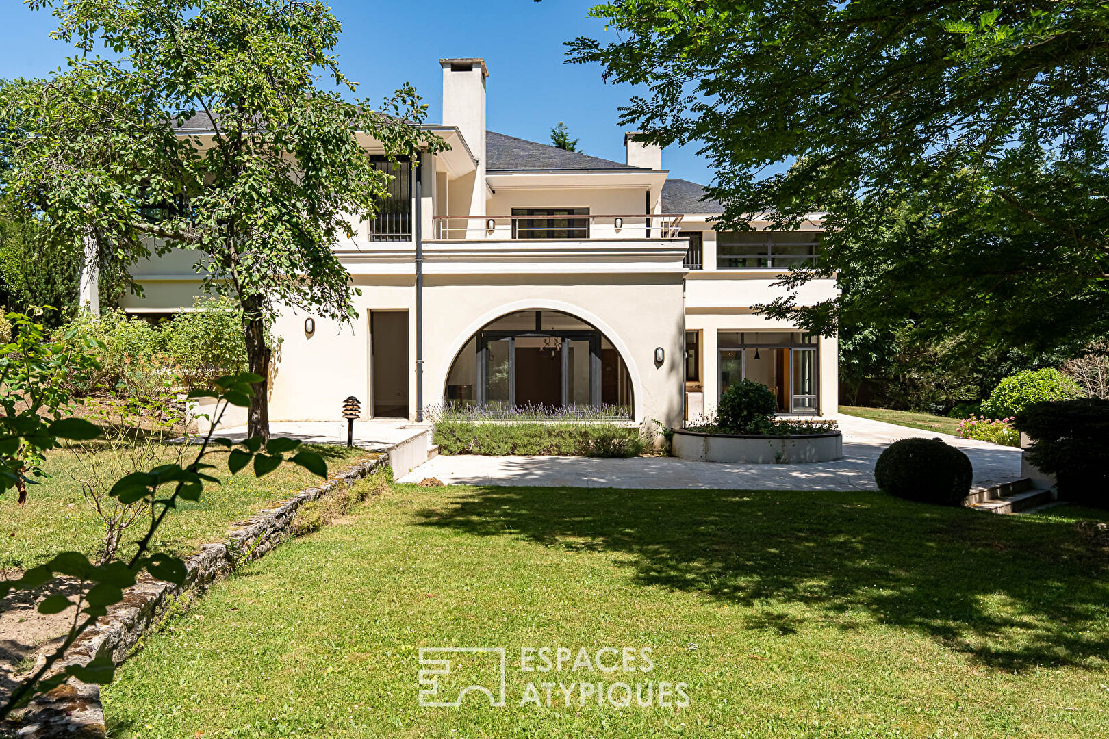 Somptueuse villa d’architecte de style moderne au Hameau de la Jonchère