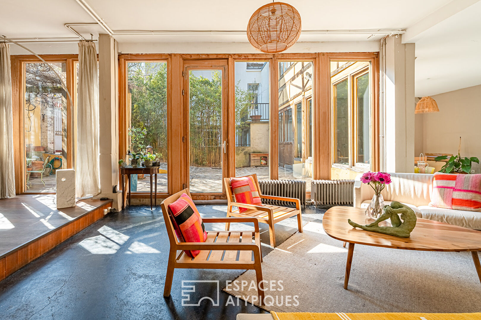 Ancienne biscuiterie réhabilitée en maison esprit atelier d’artiste au centre-sud de Malakoff