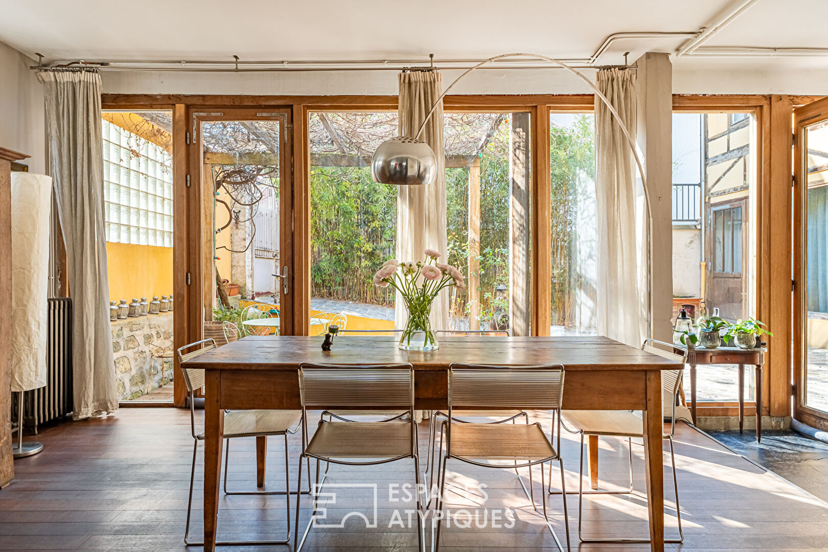 Ancienne biscuiterie réhabilitée en maison esprit atelier d’artiste au centre-sud de Malakoff