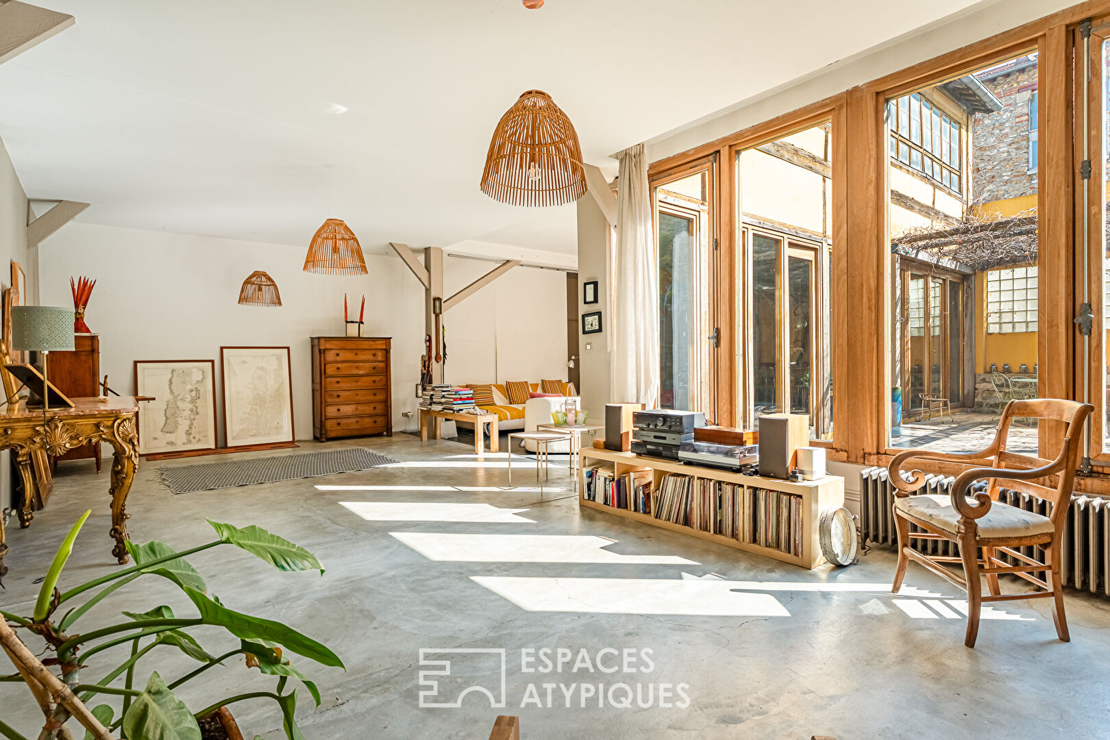 Ancienne biscuiterie réhabilitée en maison esprit atelier d’artiste au centre-sud de Malakoff