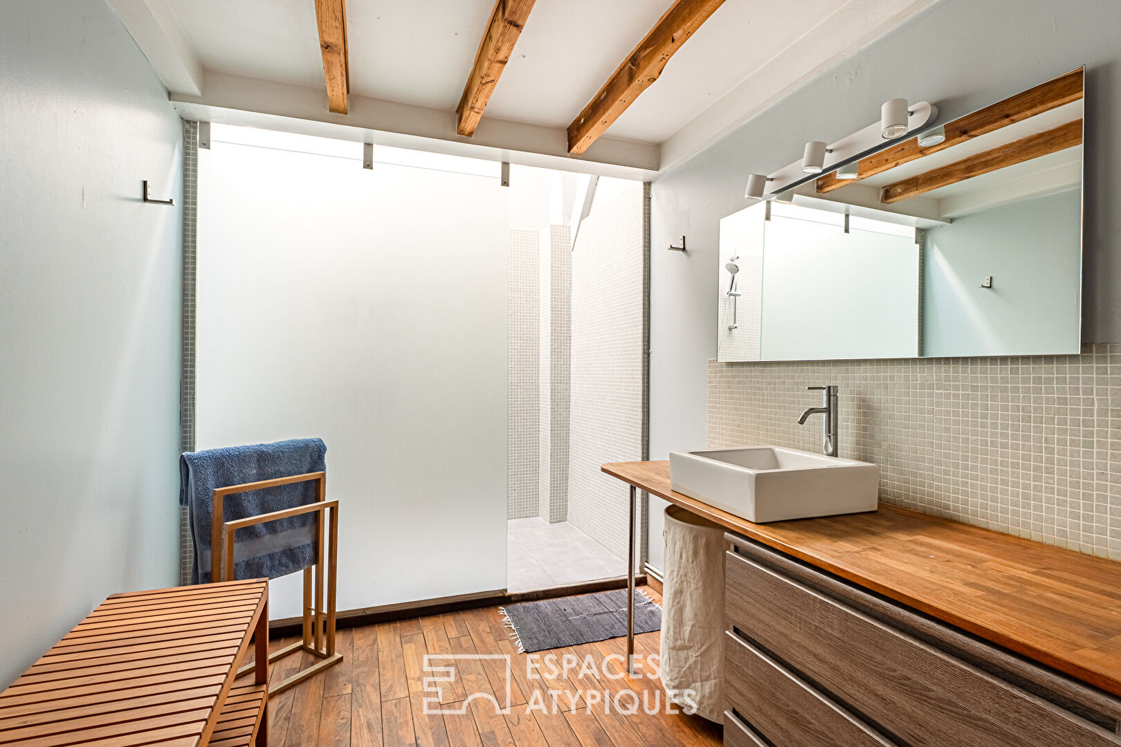 Ancienne biscuiterie réhabilitée en maison esprit atelier d’artiste au centre-sud de Malakoff