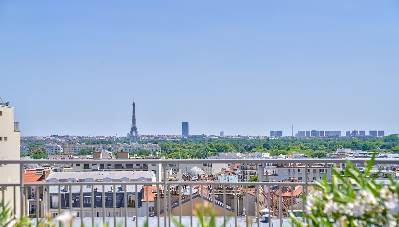 Dernier étage rénové avec balcons, toit-terrasse et vue exceptionnelle à 180°