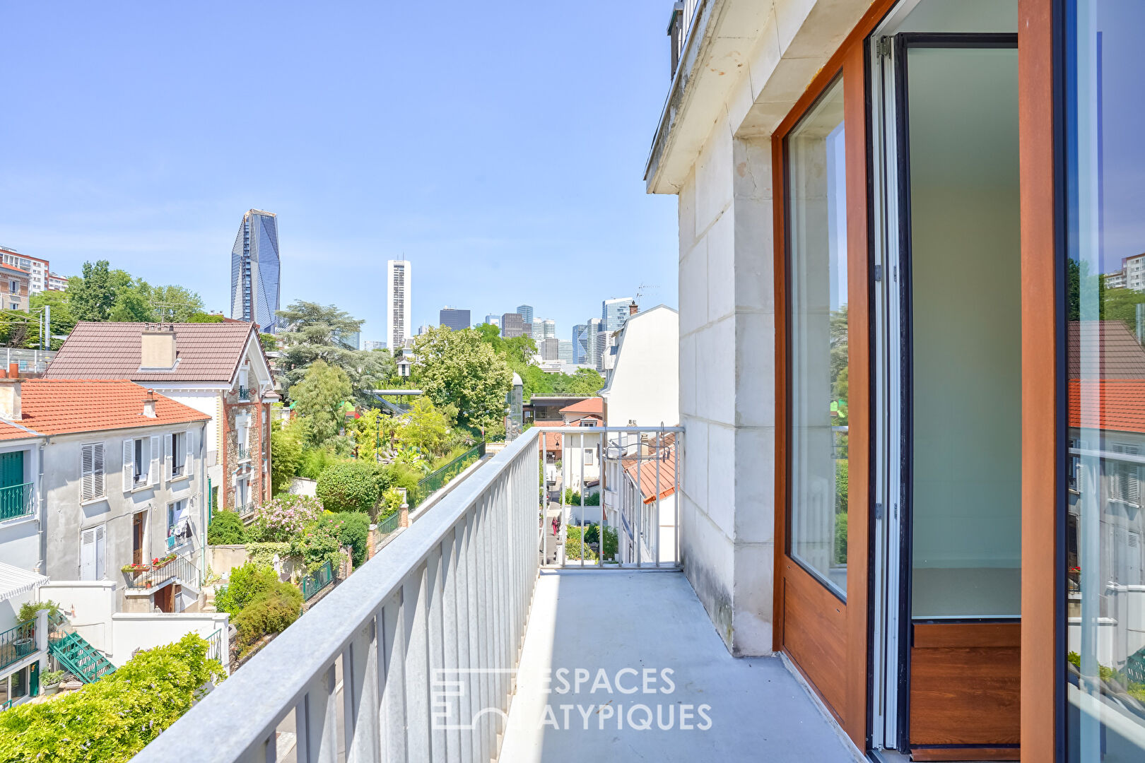 Dernier étage rénové avec balcons, toit-terrasse et vue exceptionnelle à 180°