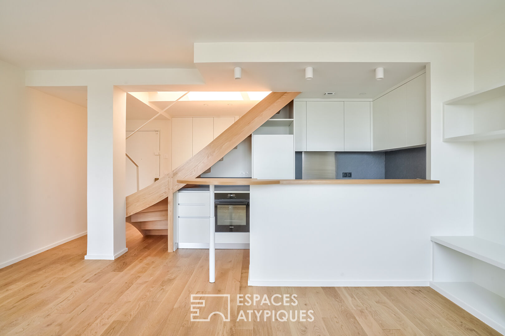 Dernier étage rénové avec balcons, toit-terrasse et vue exceptionnelle à 180°