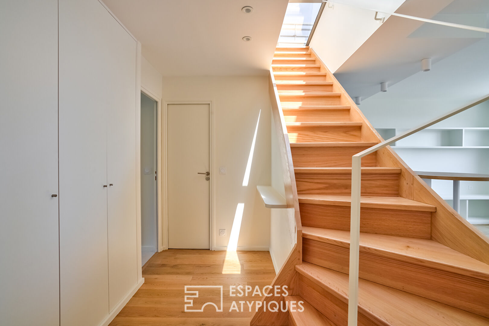 Dernier étage rénové avec balcons, toit-terrasse et vue exceptionnelle à 180°