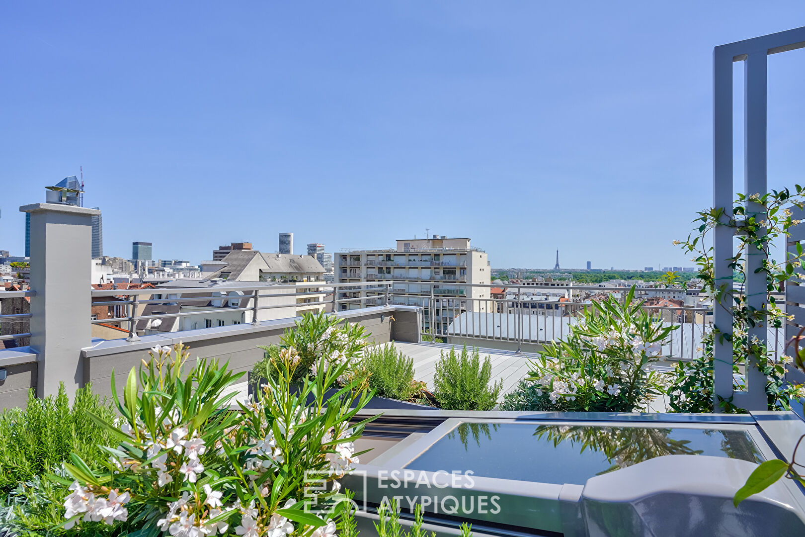 Dernier étage rénové avec balcons, toit-terrasse et vue exceptionnelle à 180°