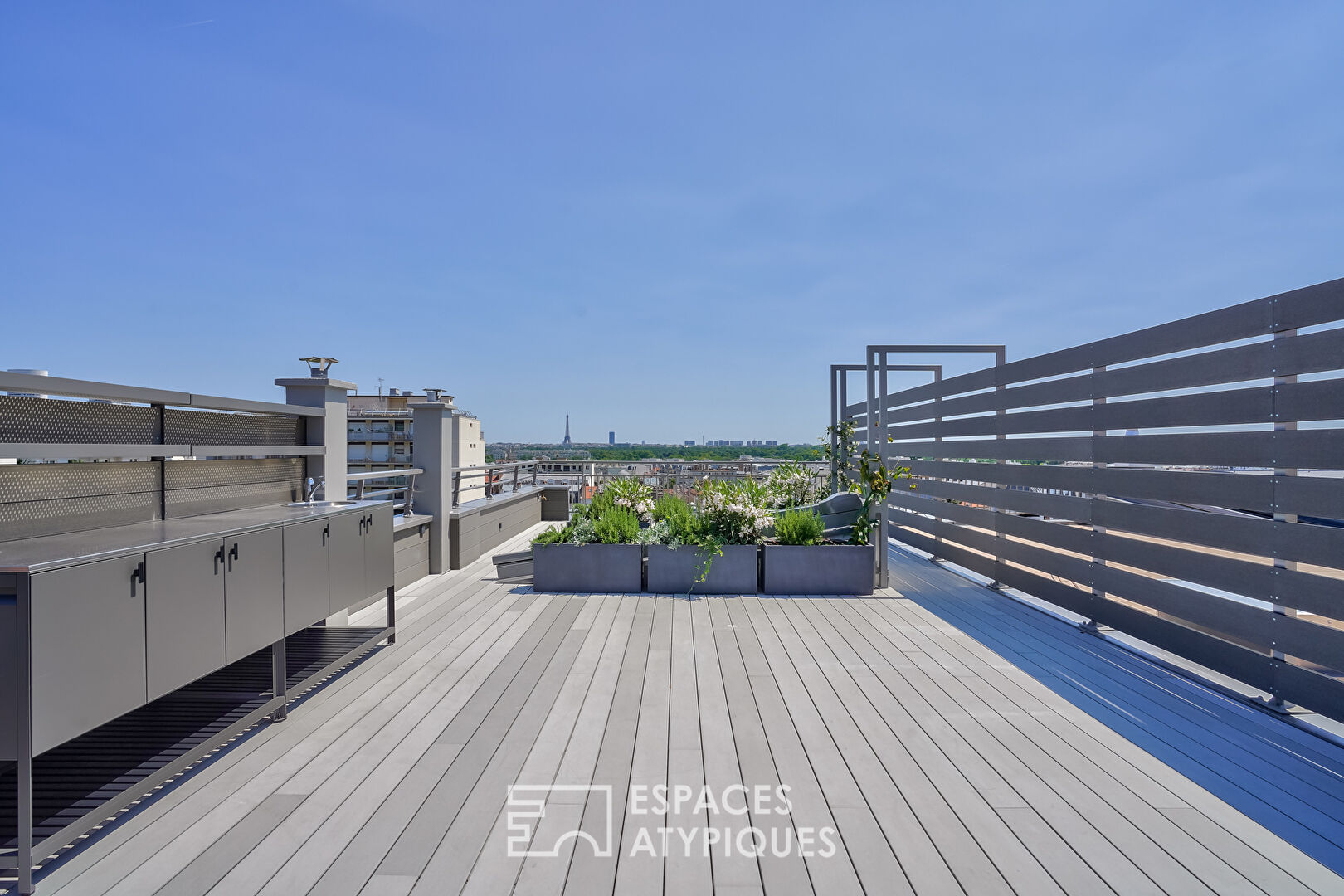 Dernier étage rénové avec balcons, toit-terrasse et vue exceptionnelle à 180°