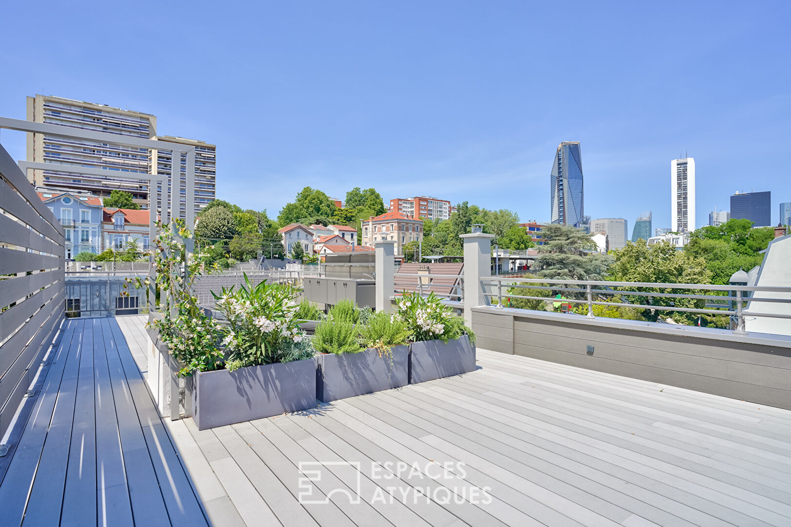 Dernier étage rénové avec balcons, toit-terrasse et vue exceptionnelle à 180°