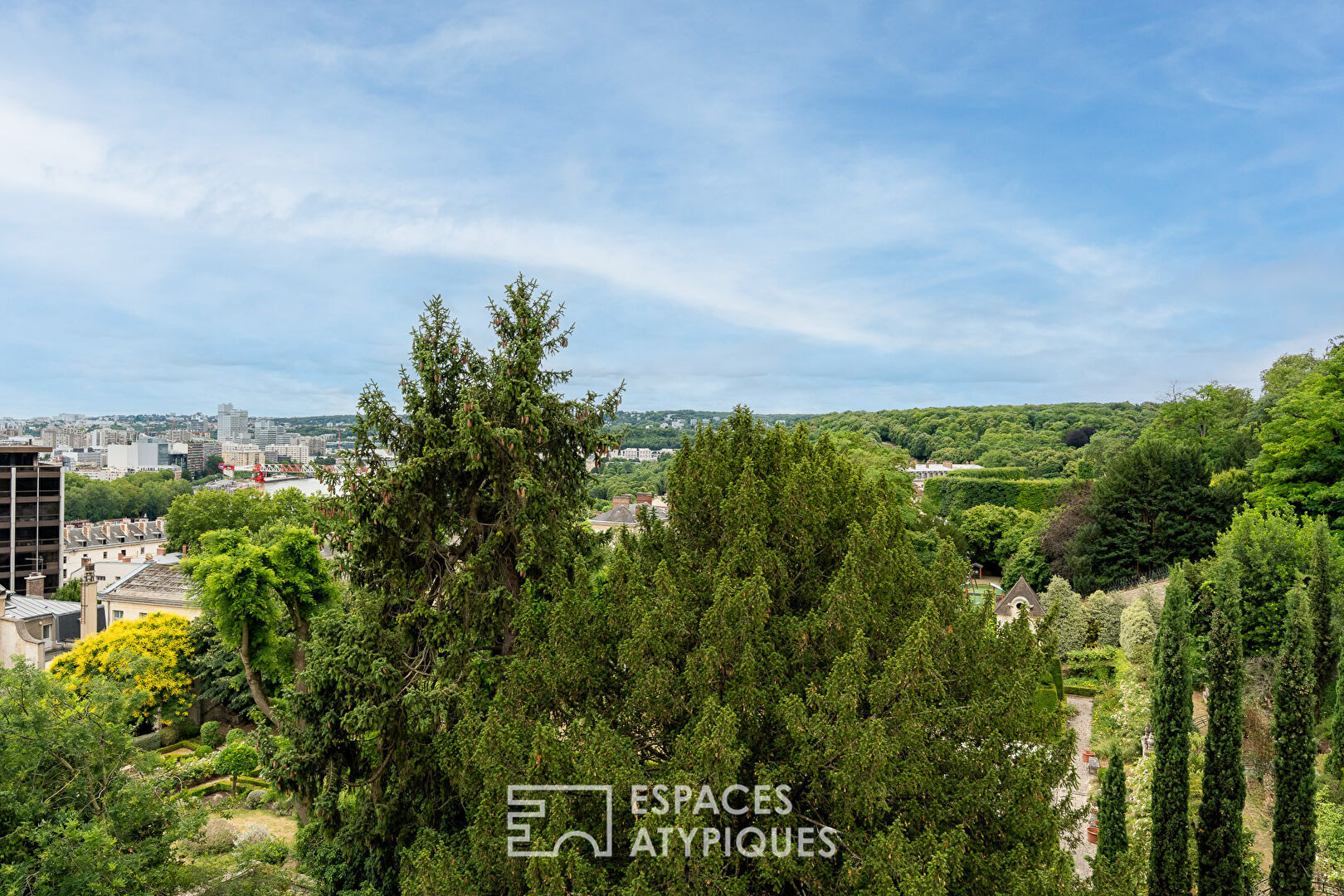 Dernier étage d’une villa années 30, avec vue sur le parc de Saint-Cloud