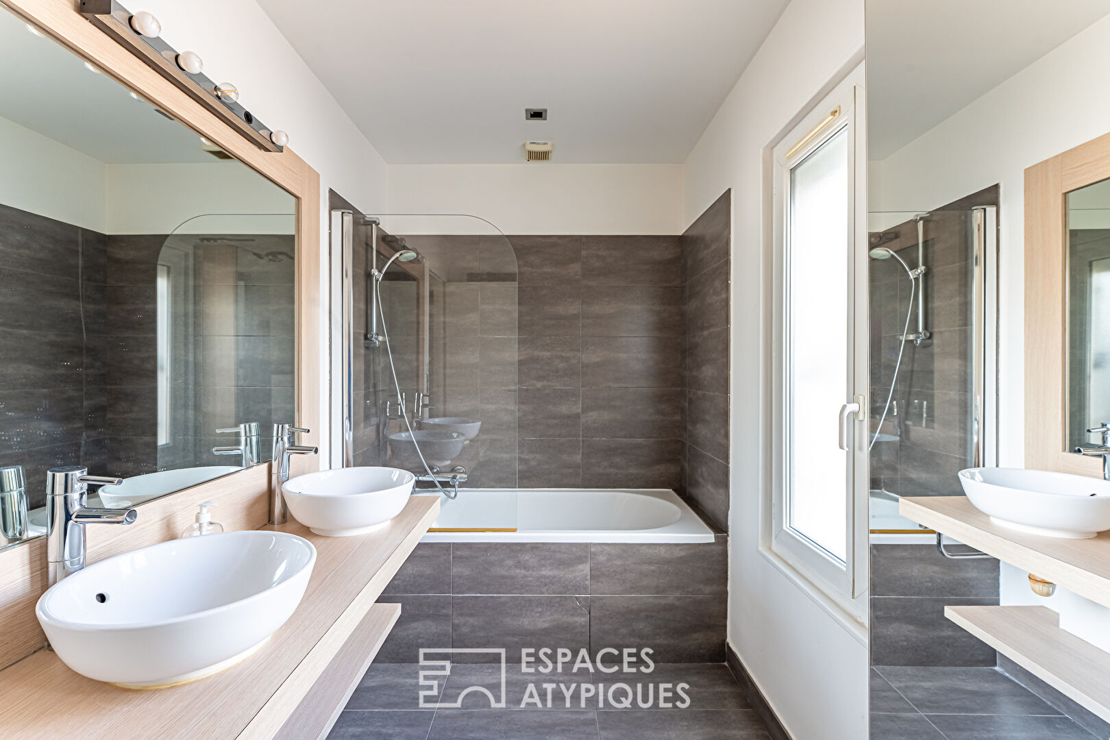 Top floor duplex with terrace, Alma district