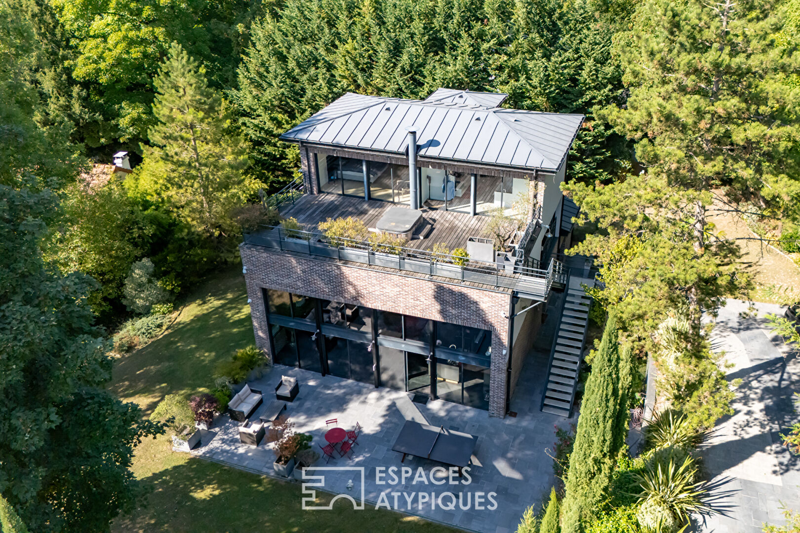 Industrial-style timber-framed property in Saint Cucufa Rueil-Malmaison