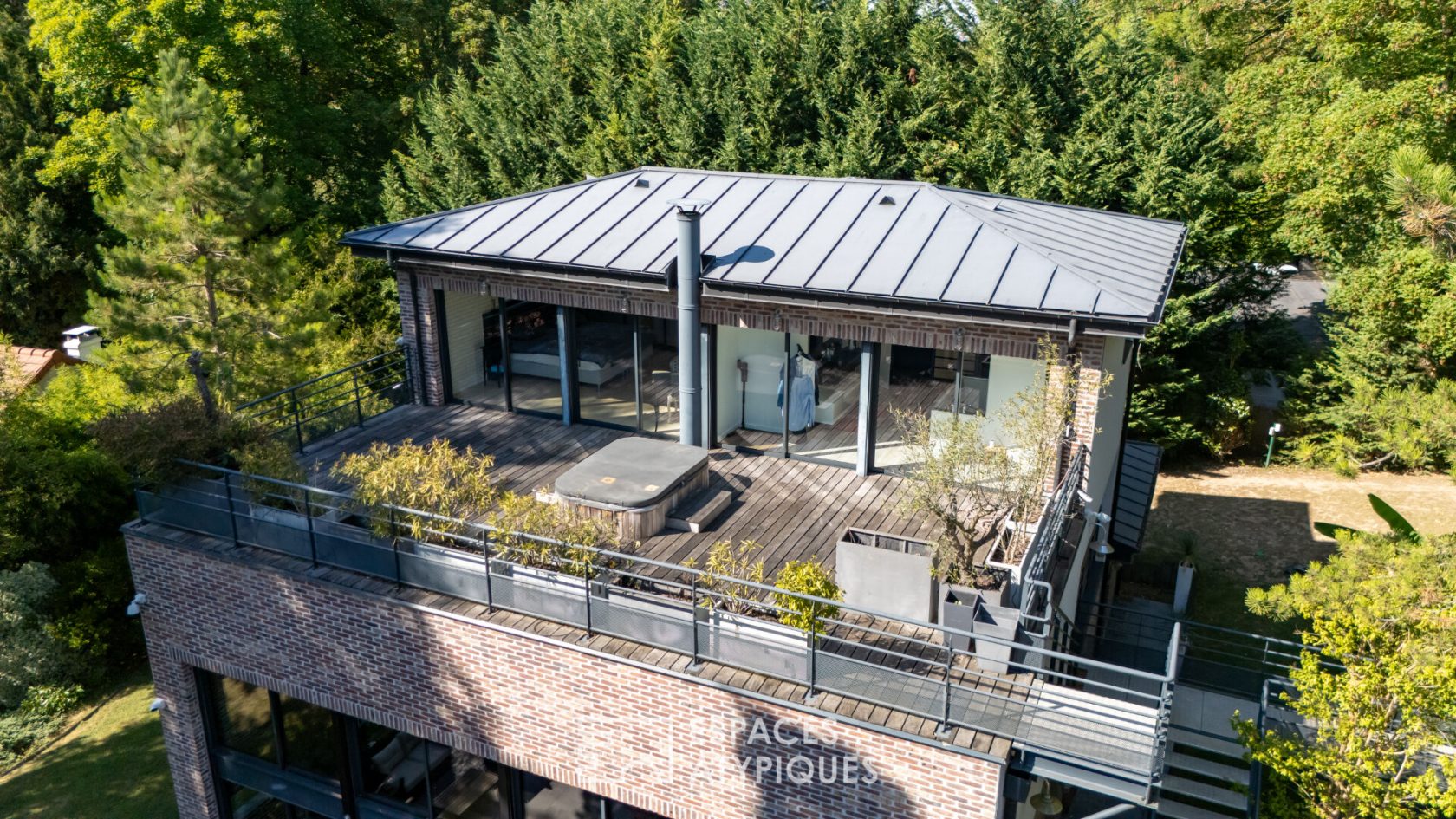 Industrial-style timber-framed property in Saint Cucufa Rueil-Malmaison