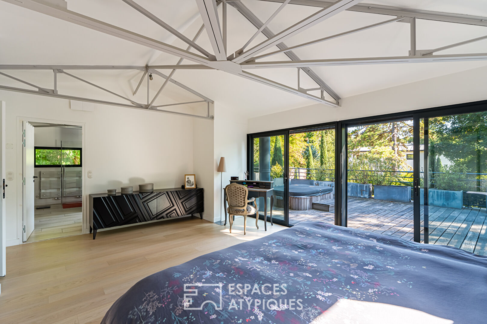 Industrial-style timber-framed property in Saint Cucufa Rueil-Malmaison