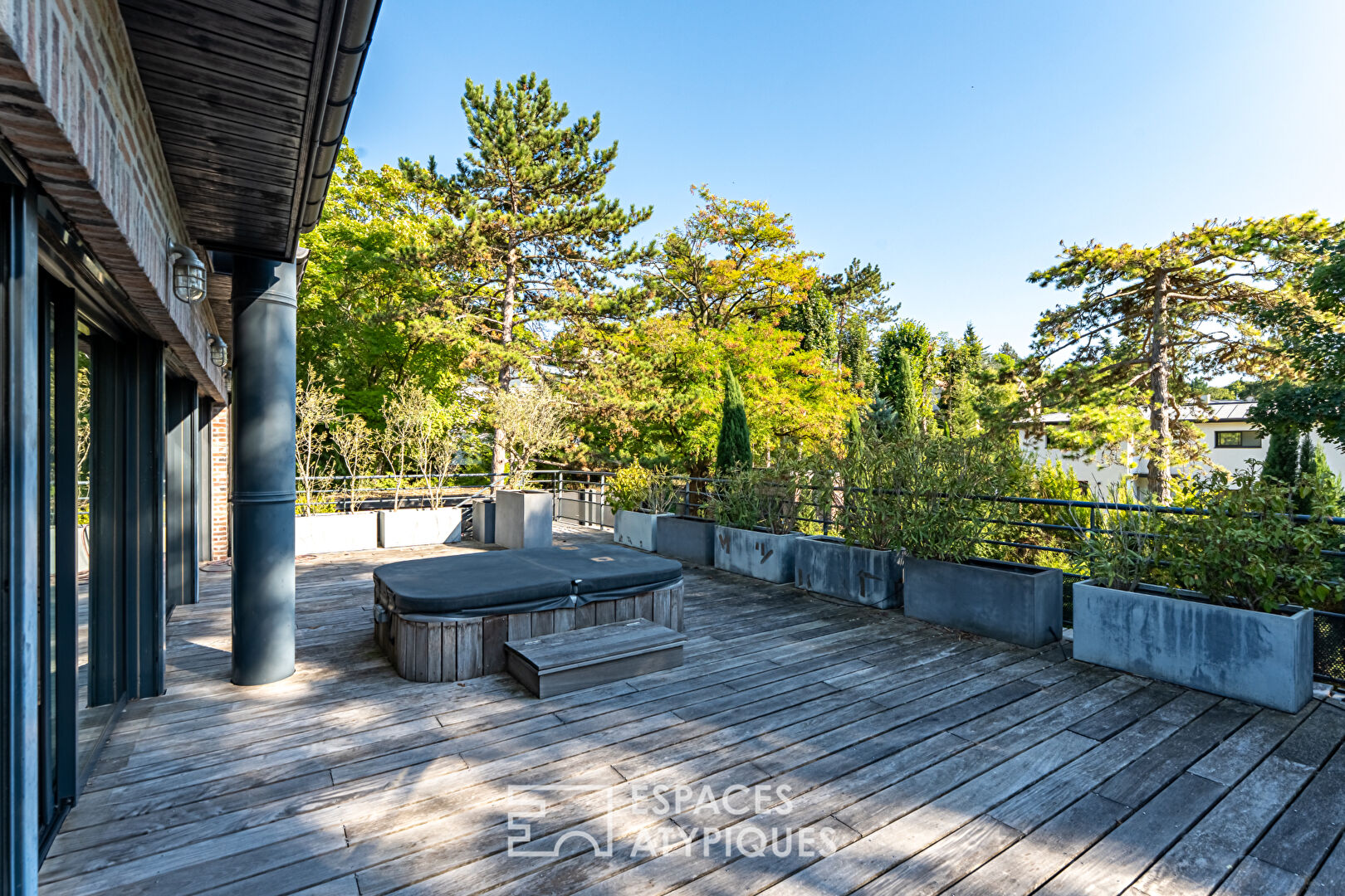 Industrial-style timber-framed property in Saint Cucufa Rueil-Malmaison