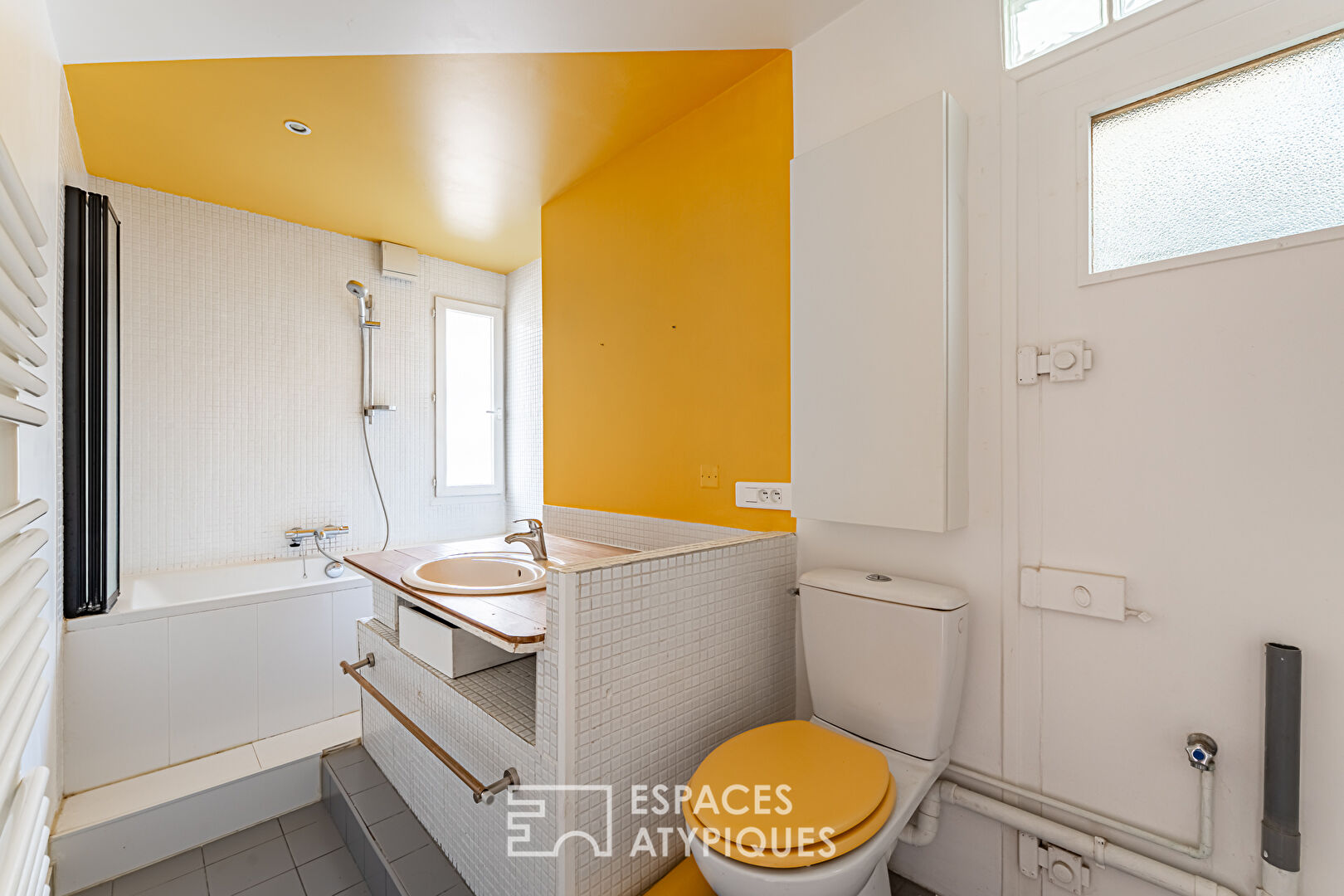 Triplex like a house in the heart of the BAC district