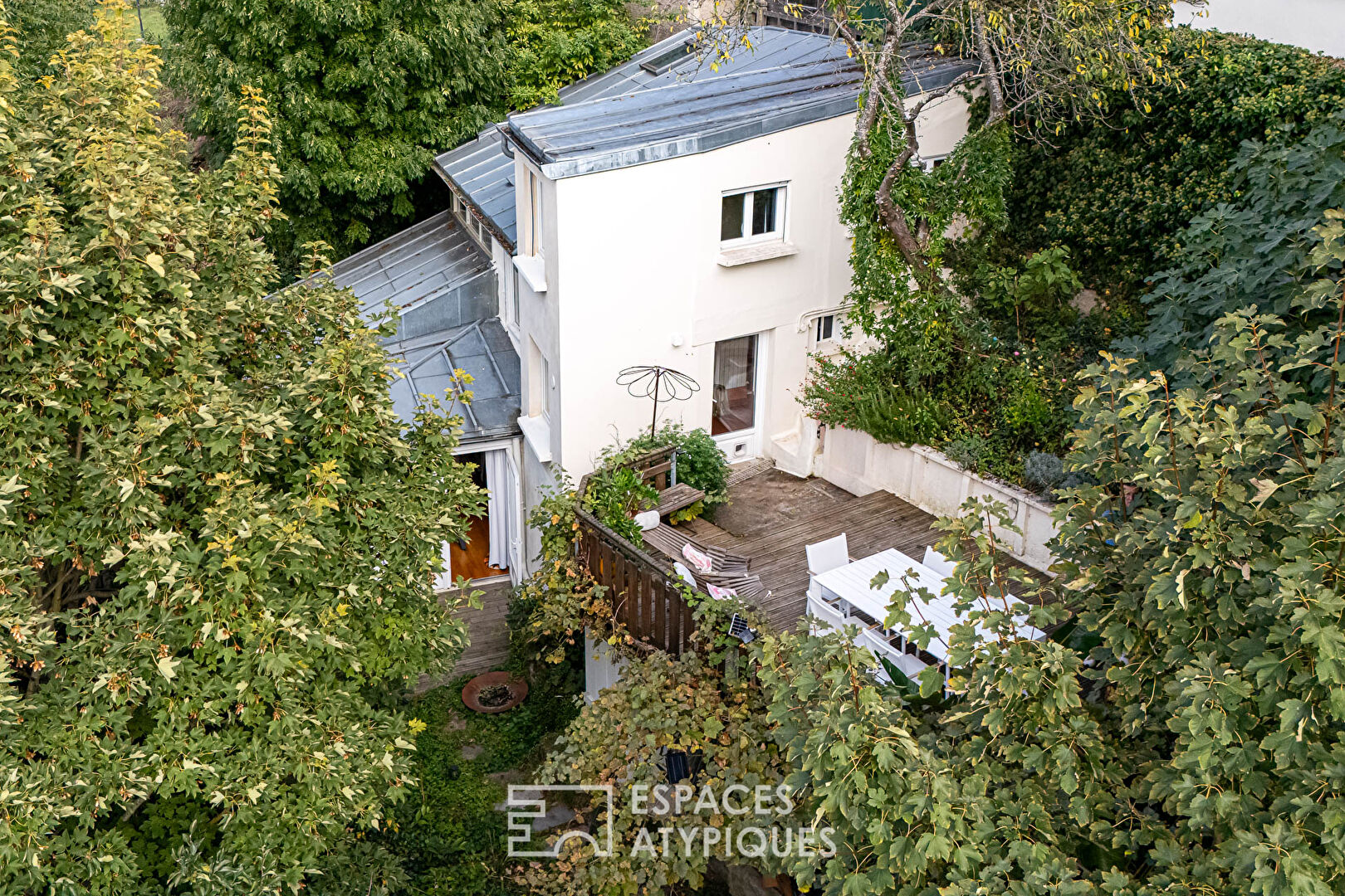 House and its terraces in a green setting in Sèvres Rive-Gauche