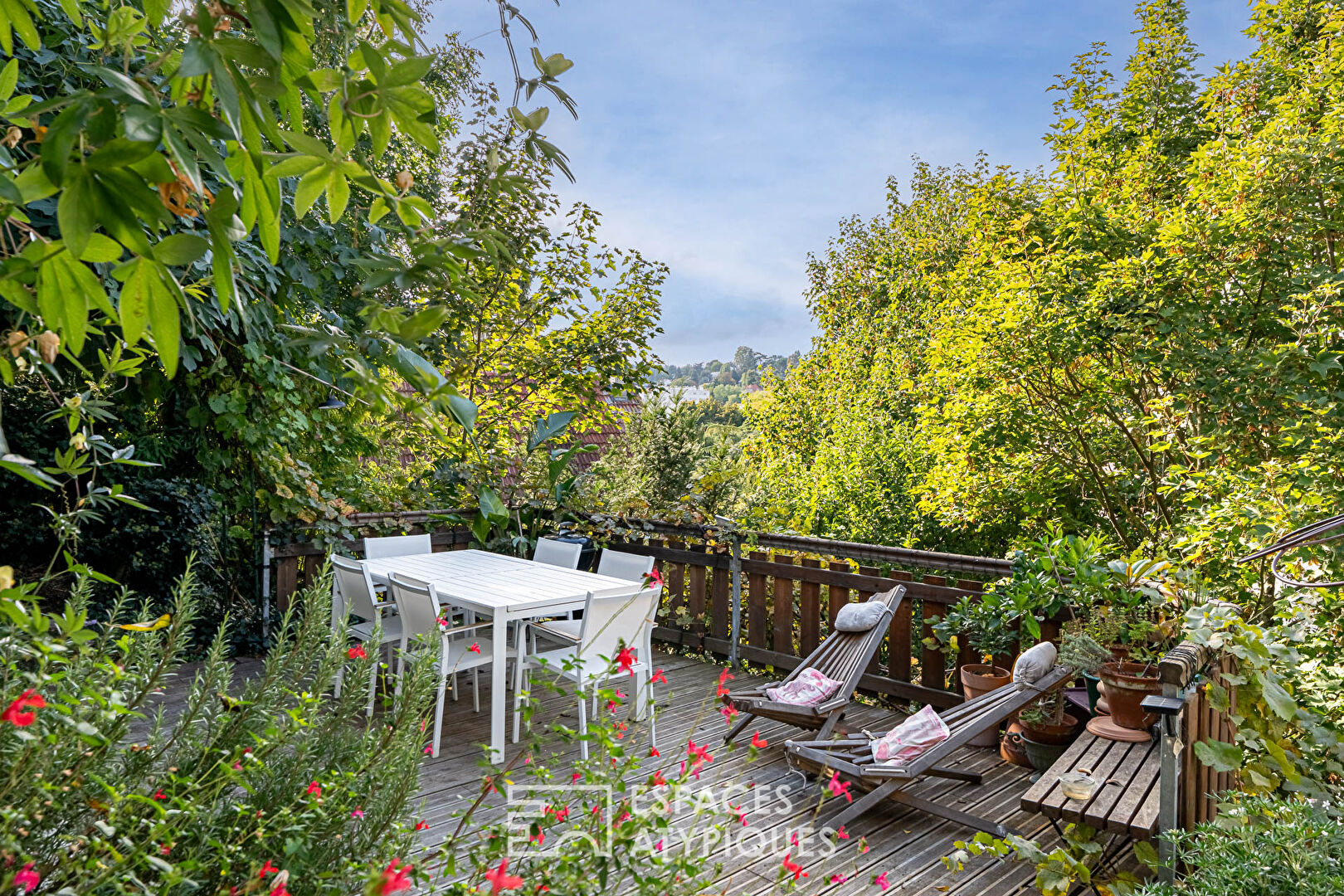 House and its terraces in a green setting in Sèvres Rive-Gauche