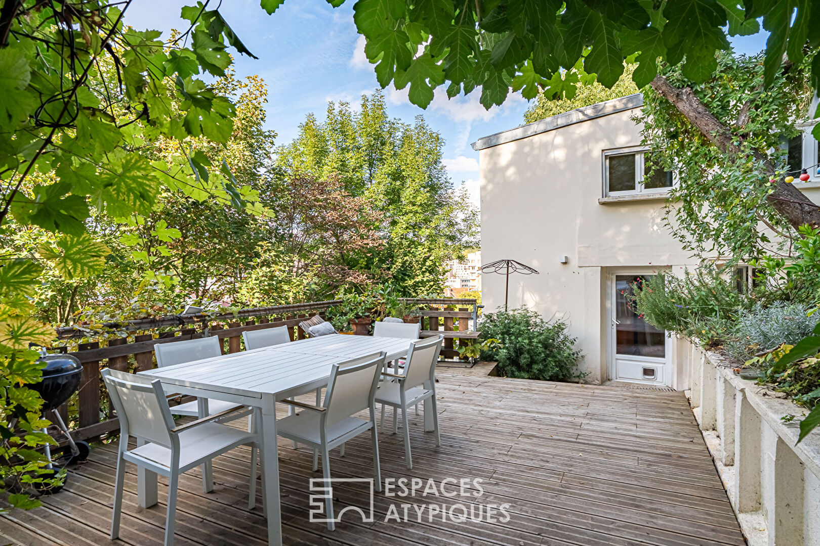 House and its terraces in a green setting in Sèvres Rive-Gauche
