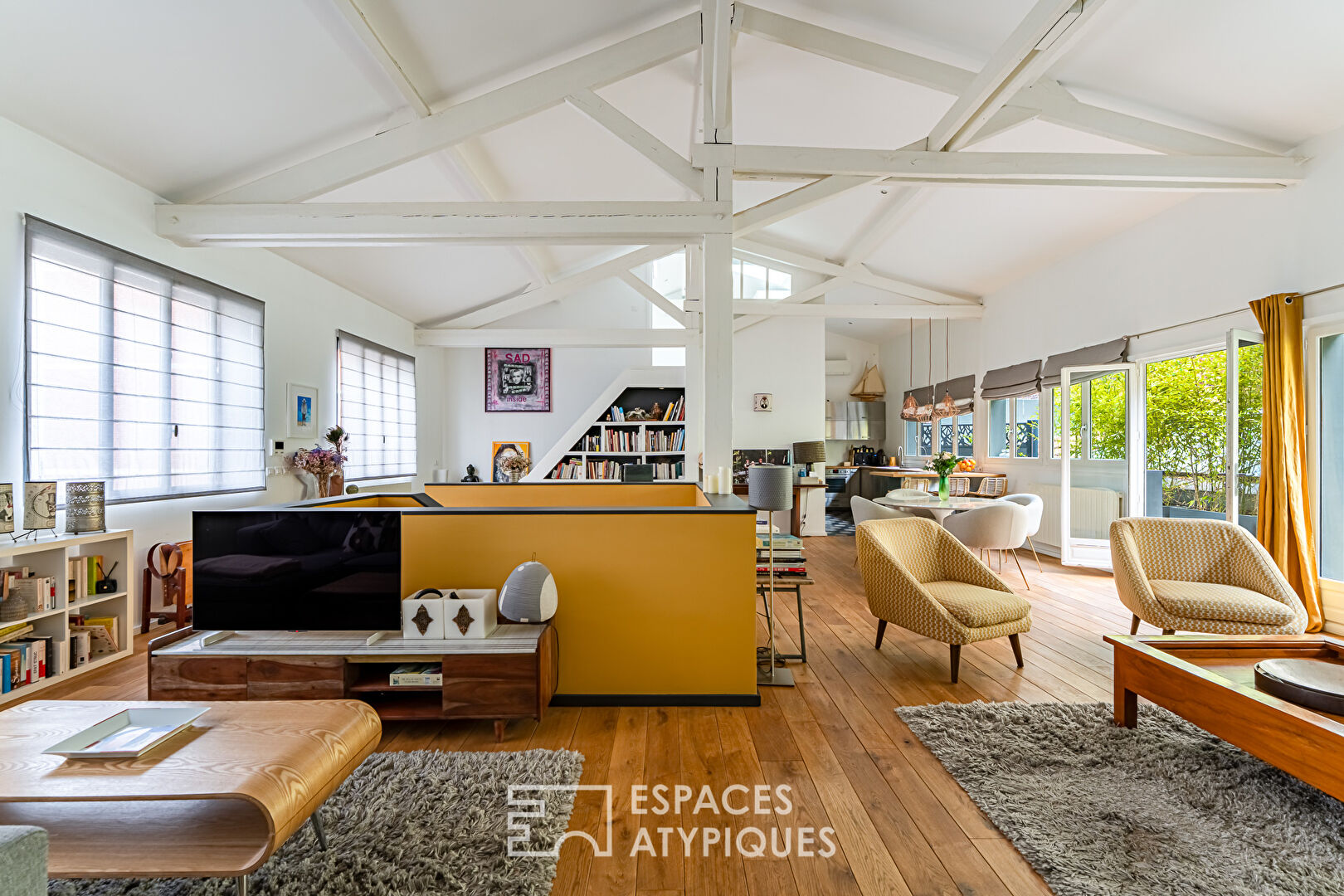 Former mechanical workshop transformed into a mixed-use loft, Gambetta district.