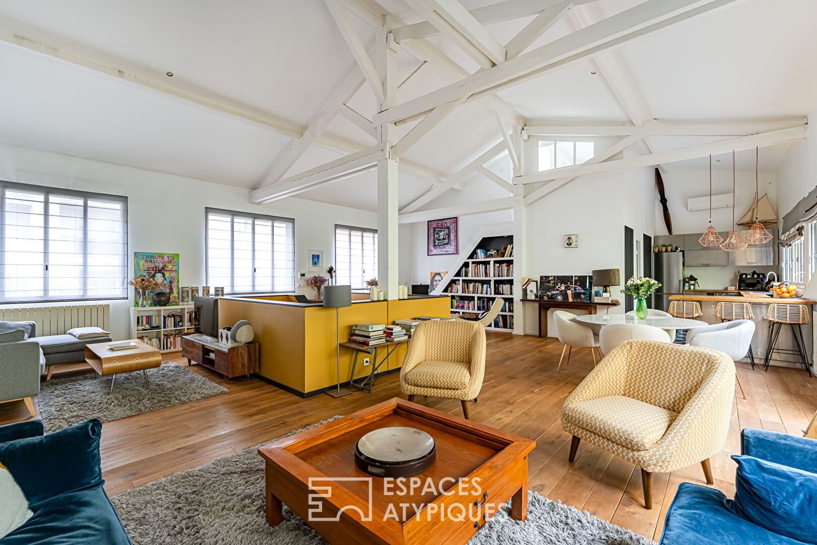 Former mechanical workshop transformed into a mixed-use loft, Gambetta district.