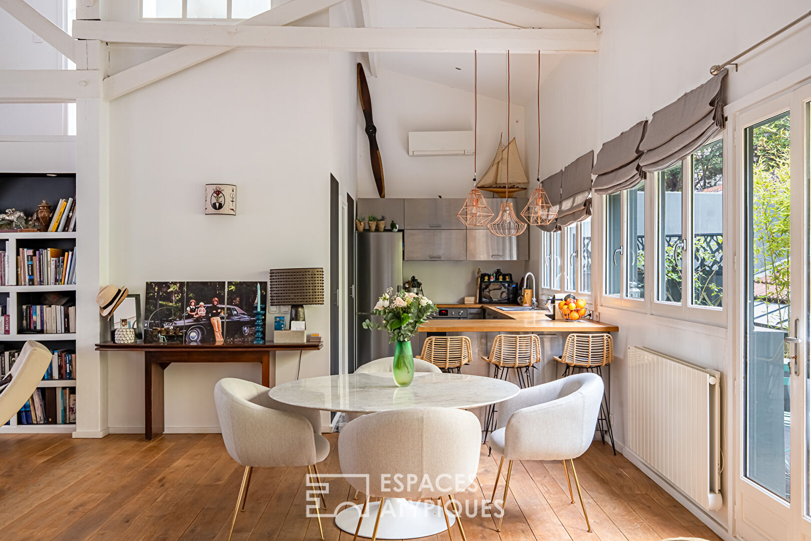 Former mechanical workshop transformed into a mixed-use loft, Gambetta district.