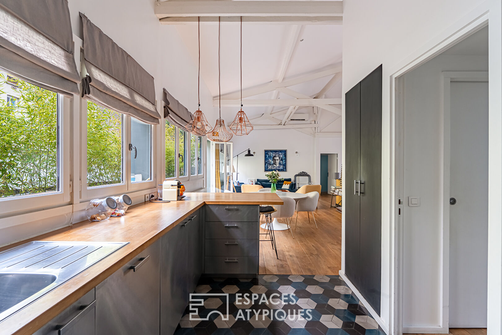 Former mechanical workshop transformed into a mixed-use loft, Gambetta district.