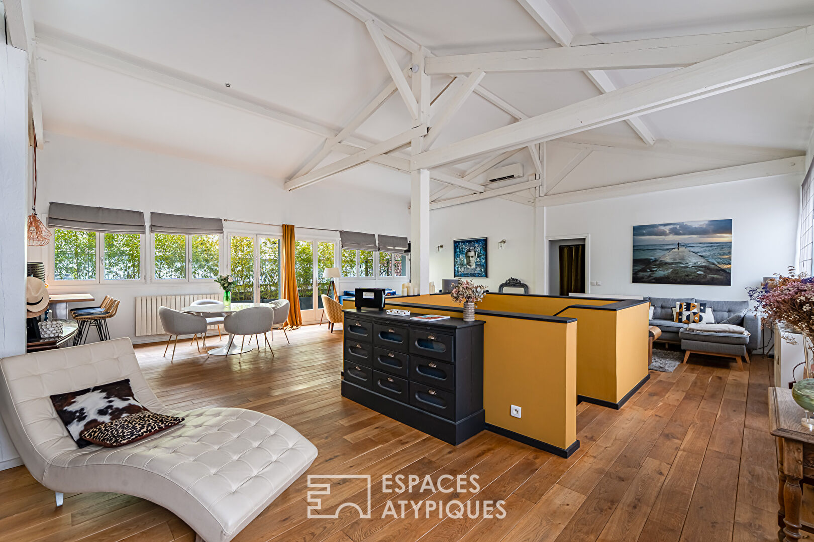 Former mechanical workshop transformed into a mixed-use loft, Gambetta district.