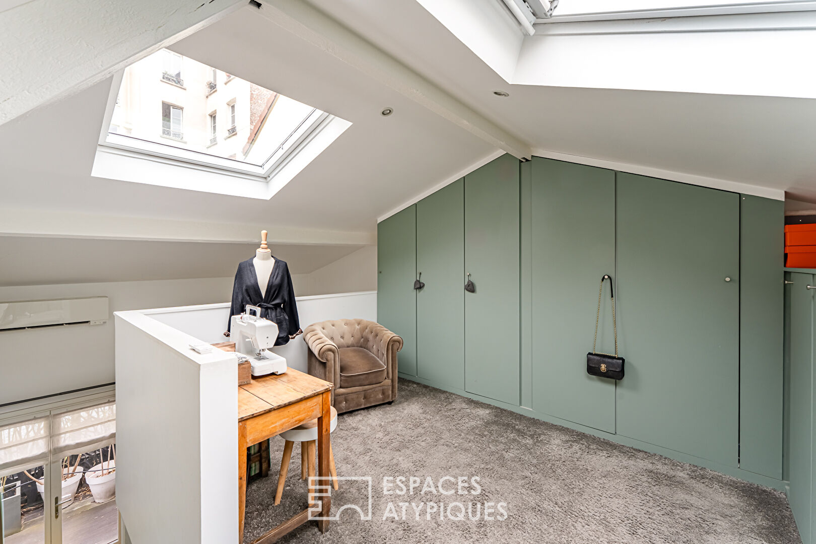 Former mechanical workshop transformed into a mixed-use loft, Gambetta district.
