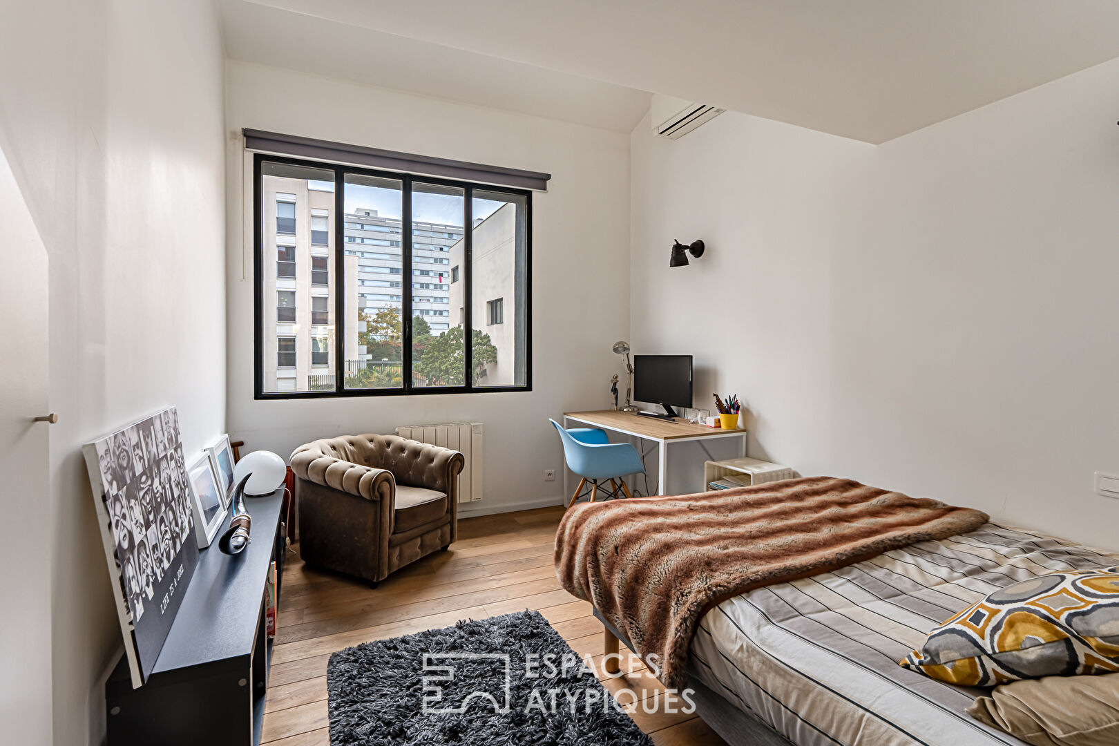 Former mechanical workshop transformed into a mixed-use loft, Gambetta district.